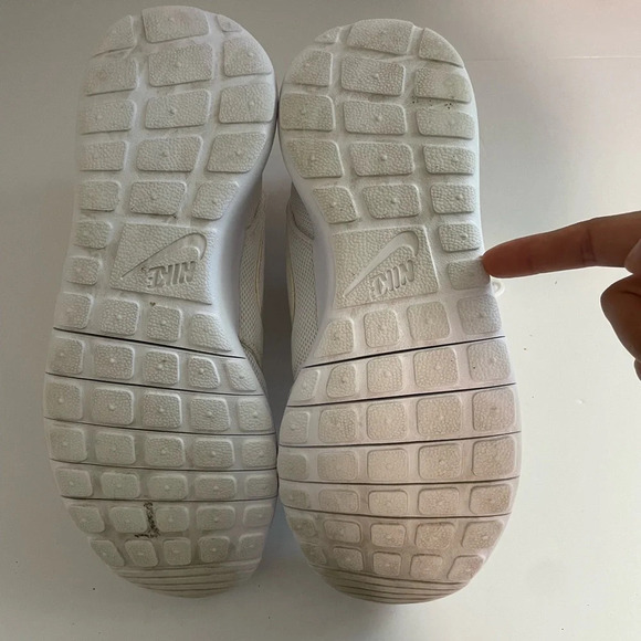 ✅️Nike Women's Roshe Size 7Y - Triple White - Picture 14 of 14